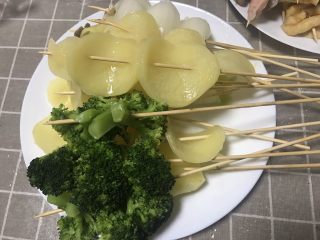 9、钵钵鸡冷串串,青菜串好