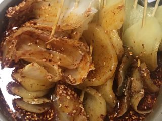 11、钵钵鸡冷串串,我当时一泡进去就忍不住直接拿起来吃了，味道非常不错不错，这道菜满适合朋友家里聚餐的新手们哦……