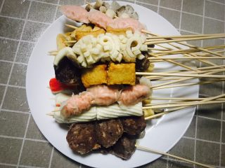 10、钵钵鸡冷串串,所有食材串好后放入刚才拌好的调料汁里浸泡半小时就可以食用啦！