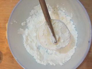 2、脆皮日本豆腐,如图日本豆腐从中间切开,去掉包装切成1-1.5厘米的小块,裹满干淀粉,轻轻抖掉多余的淀粉。