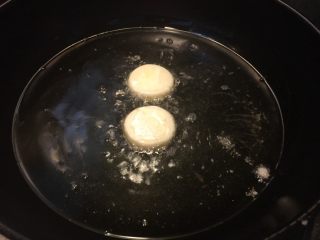 3、脆皮日本豆腐,如图锅中热油,油七成热(放入筷子会冒泡)加入裹满干淀粉的日本豆腐