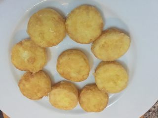 5、脆皮日本豆腐,如图两边均变成金黄,用筷子按明显感觉变硬就可以捞出沥干油分备用