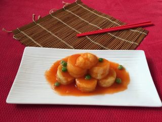 7、脆皮日本豆腐,如图待芡汁浓稠淋在豆腐上,美味的脆皮日本豆腐就做好了,快来品尝吧。