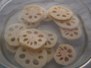 1、熏肉糯米夹饼,将浸泡好的糯米放在蒸笼上蒸熟