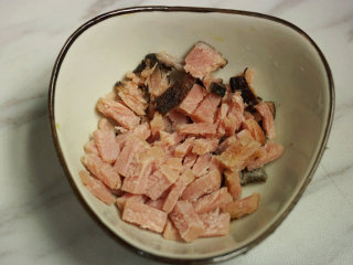 2、熏肉糯米夹饼,将熏肉煮熟，切成小丁