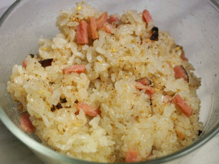 3、熏肉糯米夹饼,拌匀后的糯米