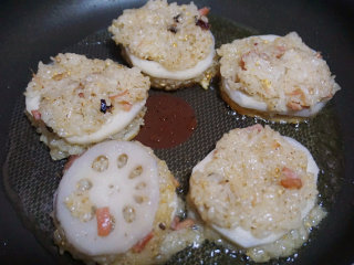 4、熏肉糯米夹饼,不粘锅里放油烧热，放入藕饼，煎至两面金黄时，即可出锅