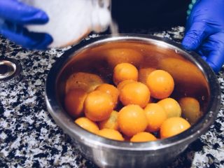 4、止咳清肺-杭白菊金枣果凝,倒入清洁用食盐