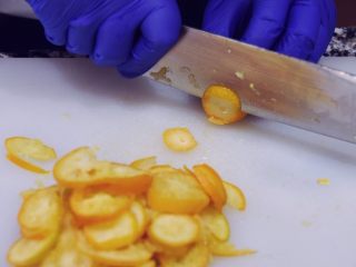 6、止咳清肺-杭白菊金枣果凝,将金枣切成薄厚一毫米的圈圈