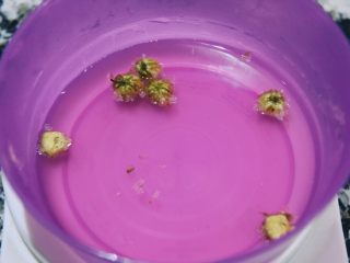 10、止咳清肺-杭白菊金枣果凝,将杭白菊用开水冲泡，杭白菊茶汤等一下还有大用处，杭白菊也别扔也有大用处