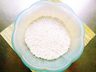 1、甑糕,长粒糯米比较粘，做甑糕最合适，用清水浸泡6个小时