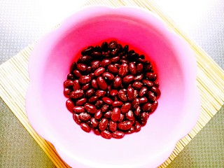 2、甑糕,芸豆选红芸豆、花芸豆都可以，用清水浸泡12个小时以上