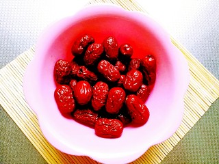 3、甑糕,红枣选甜度较高的若羌枣口感好，清水洗净备用