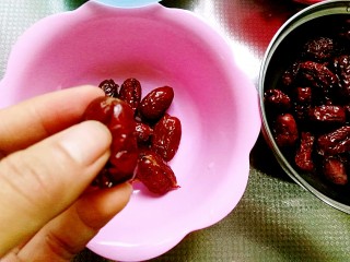 5、甑糕,稍微晾一会儿小心去掉枣核