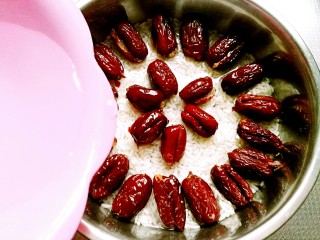 10、甑糕,加入温开水，刚刚没过米即可(以从上面看，看不到水，容器倾斜可以看到水为准)