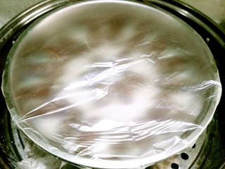 11、甑糕,盖上保鲜膜，蒸锅上气，中火蒸1个小时(真正的甑糕是要小火蒸一晚上的)注：小心水蒸干，我是蒸30分钟，再加热水再蒸30分钟
