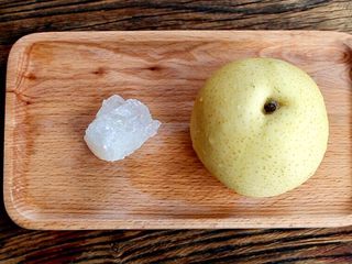 1、冰糖蜂蜜雪梨,准备食材