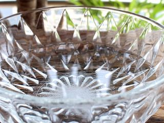 2、冰糖蜂蜜雪梨,准备一盆盐水