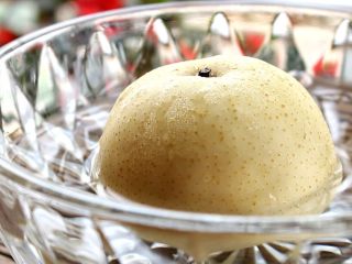 3、冰糖蜂蜜雪梨,雪梨洗去农药残留和蜡油