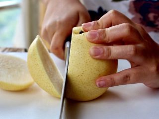 4、冰糖蜂蜜雪梨,切块