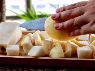 5、冰糖蜂蜜雪梨,留取雪梨核和雪梨块