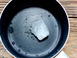 6、冰糖蜂蜜雪梨,锅中放入冰糖