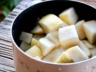 7、冰糖蜂蜜雪梨,放入雪梨块和核