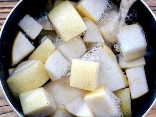 8、冰糖蜂蜜雪梨,倒入清水