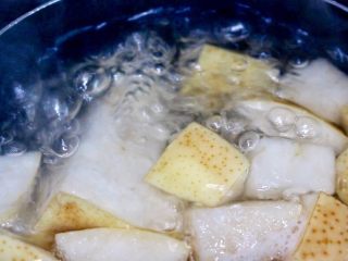 9、冰糖蜂蜜雪梨,开大火煮沸后转小火炖至雪梨成暗色即可