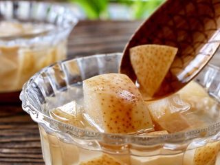 11、冰糖蜂蜜雪梨,再放入雪梨块