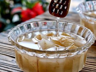 10、冰糖蜂蜜雪梨,放入蜂蜜