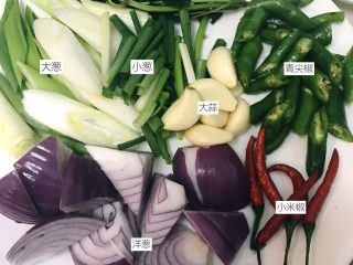 1、火爆猪大肠,材料先备好