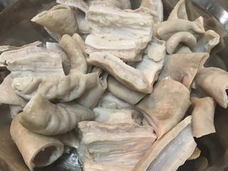 3、火爆猪大肠,把大肠切断，肠头部分比较厚，可以对半切，备用；