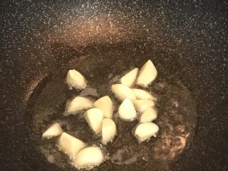 4、火爆猪大肠,锅里热油，爆香蒜头，直至出香味；