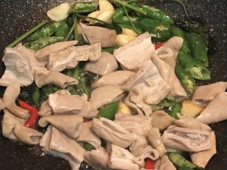 5、火爆猪大肠,炒出香味后，加入大肠，慢慢煸炒，炒到大肠表面有点变色；