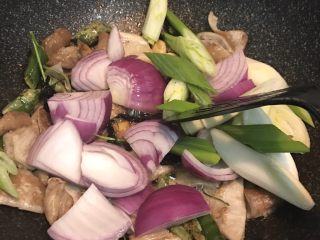 6、火爆猪大肠,大肠炒好后，加入洋葱和大葱，这两种不能太早下，比较容易熟，炒太烂口感不好哦。翻炒，变软断生即可；