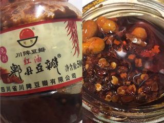 7、火爆猪大肠,插播一个食材哦，做川菜口味的菜肴，必不可少的两个调料：郫县豆瓣酱和油辣椒；哈哈哈哈哈哈~~~