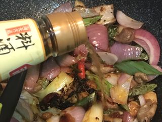 8、火爆猪大肠,步骤8炒好后，加入调味料，依次加入少许白糖，豆瓣酱、油辣椒还有料酒，炒香；