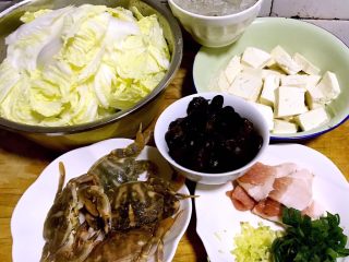 1、螃蟹一锅鲜,准备原材料螃蟹、白菜、豆腐、粉条、木耳、猪五花肉、葱、姜、蒜、香菜