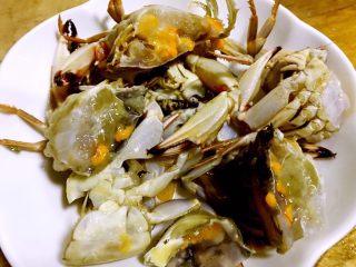 2、螃蟹一锅鲜,鲜活的螃蟹洗净去掉杂质一切为二