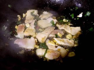 3、螃蟹一锅鲜,锅中倒入底油烧热放入花椒和大料炸香再放入葱姜蒜爆香放入五花肉一品鲜酱油和糖翻炒至肉变色