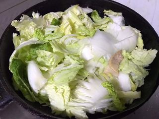 4、螃蟹一锅鲜,放入白菜翻炒至微微变软