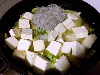 5、螃蟹一锅鲜,放入豆腐和提前微煮的粉条添加清水或者高汤