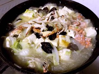 6、螃蟹一锅鲜,放入经典之作螃蟹大火开始炖10分钟