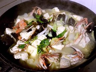 7、螃蟹一锅鲜,炖至中途放入木耳同时放入盐和蚝油翻炒一下再炖至5分钟