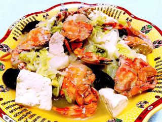 8、螃蟹一锅鲜,炖至汤汁不多时放入味精提鲜撒上葱花和香菜即可出锅享用了