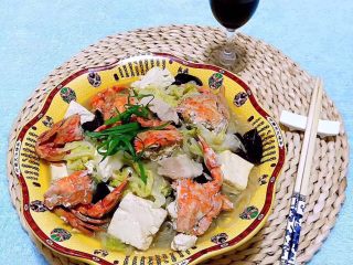 12、螃蟹一锅鲜,来上一杯红酒别有一番滋味