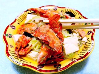 9、螃蟹一锅鲜,鲜美可口的螃蟹一锅鲜装入盘中