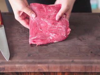 6、自制烤沙爹牛肉串,撸串在家撸!,腌料汁做好后准备切牛肉,要逆牛肉的条纹切,破坏组织才让牛肉不会老