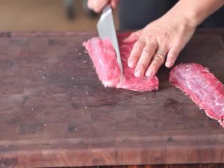 7、自制烤沙爹牛肉串,撸串在家撸!,斜切成长条片状,然后放入腌料汁袋,腌制1-2小时或者一晚上。这时候记得把竹签也用清水泡上